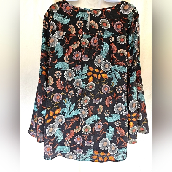 2/$20 New Directions L Floral Eyelet Top - Picture 6 of 7